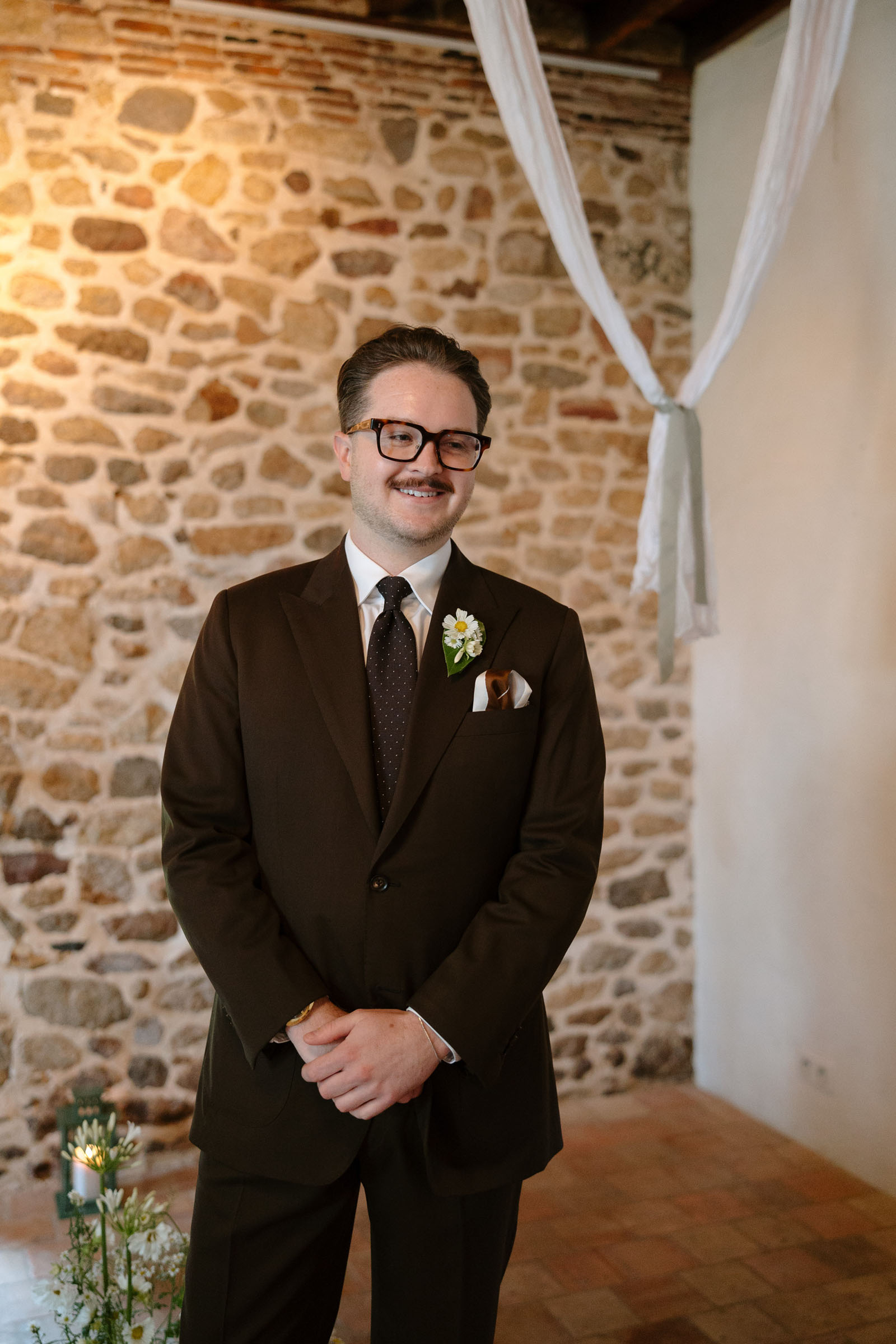 Relaxed French destination wedding reception with natural photography style in France