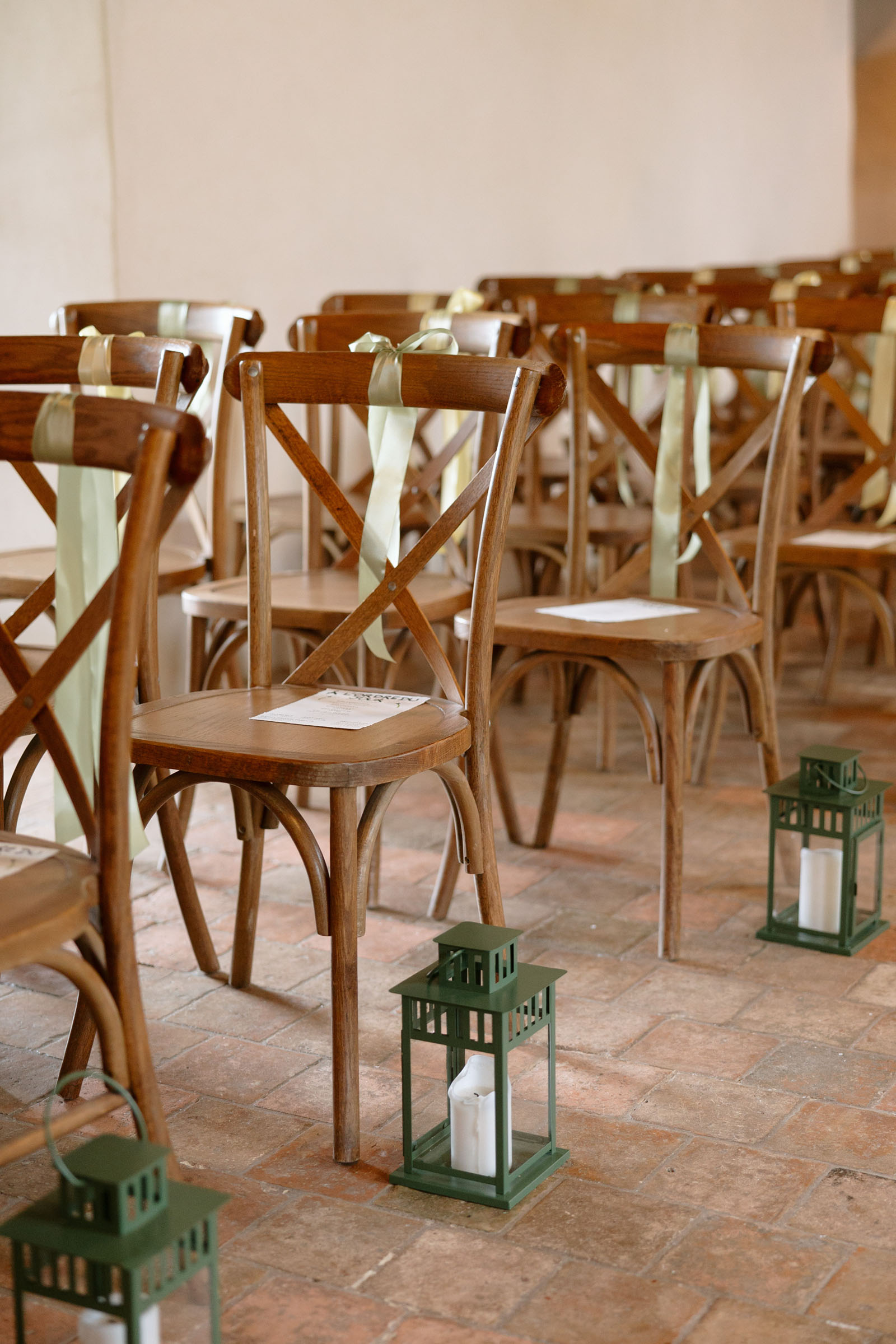 Relaxed French destination wedding ceremony captured by experienced French wedding photographer