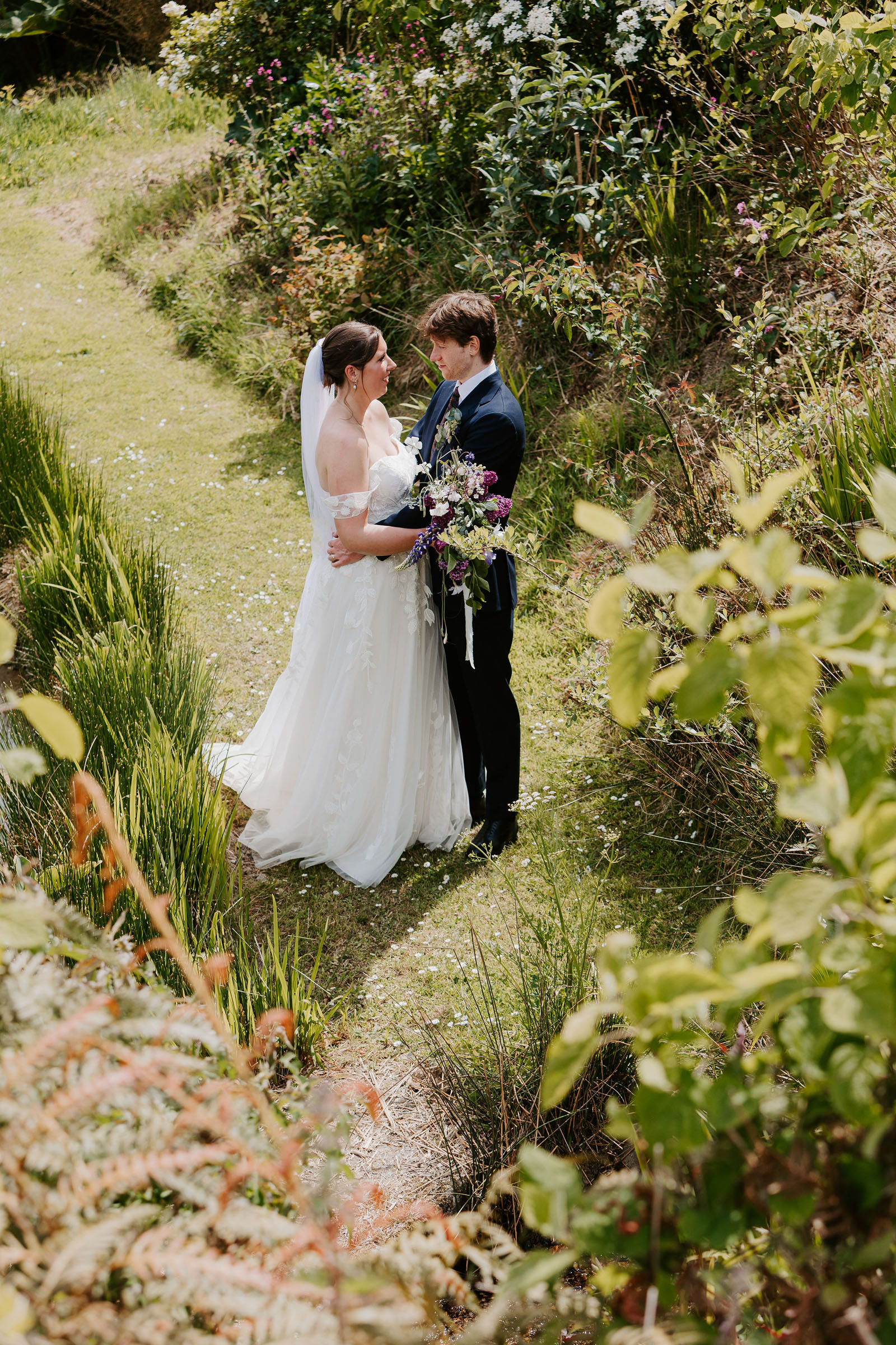 Sunny wedding at Cornwall venue Carwinion House Falmouth with local wedding photographer Hannah Timm Photography