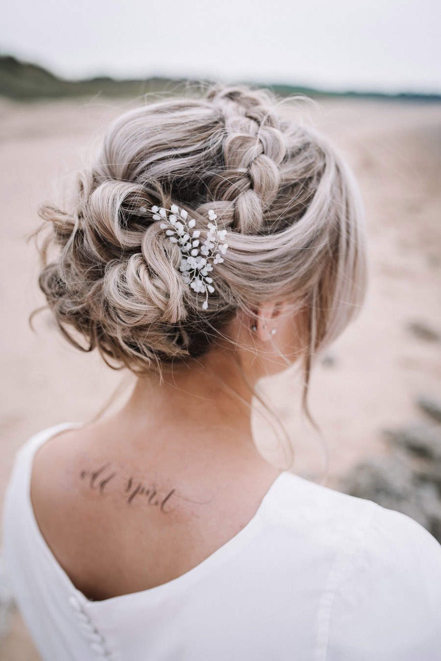 Modern blue styling ideas with calligraphy for an alternative beach wedding (47)