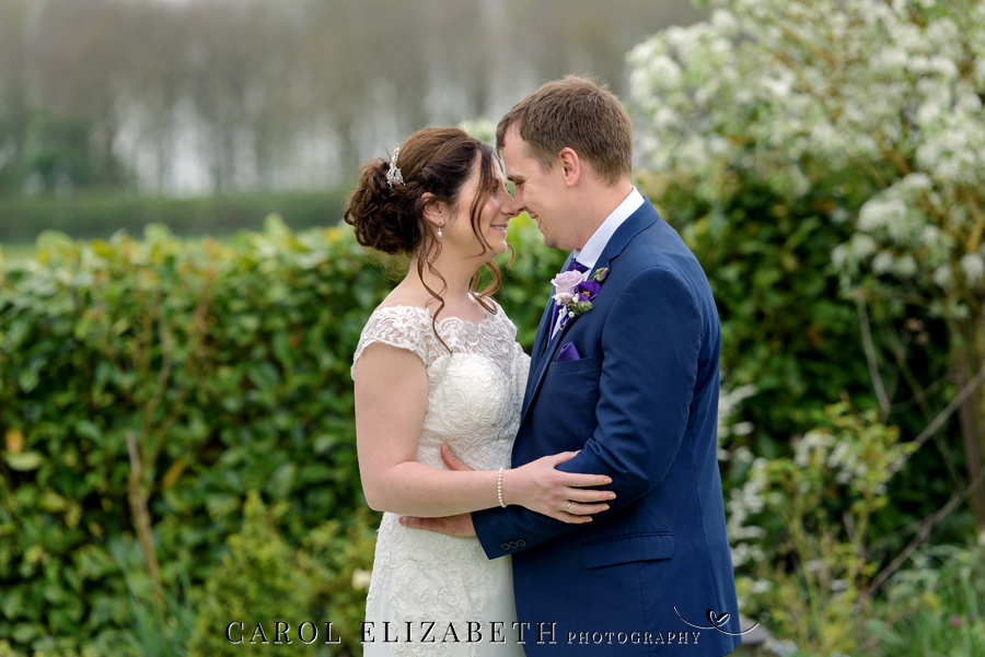 Purple styling and an elegant rustic theme for Fiona and Ashley's Stratton Court Barn Oxfordshire wedding. Images by Carol Elizabeth Photography on English-Wedding.com (26)