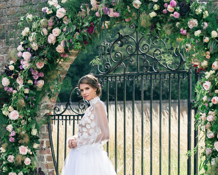 Stunning florals and archway flower surround for a breathtaking wedding style article on English Wedding, image credit Lisa Payne Photography (19)