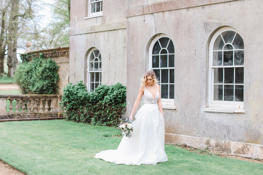 Romantic wedding ideas from Hale Park, photo by Charlotte Wise Photography (17)