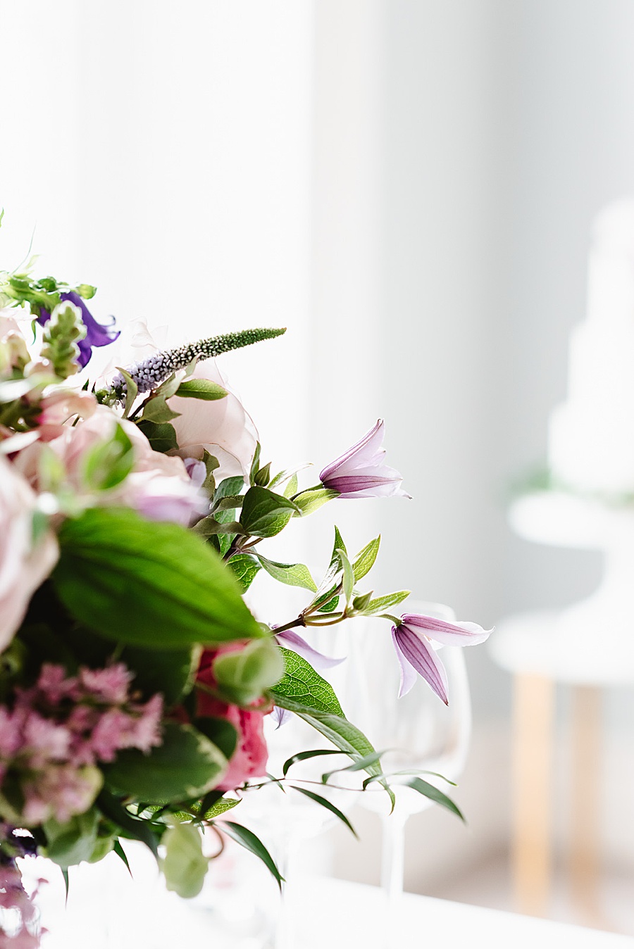 chic, contemporary London wedding style with amazing florals. Image credit Fiona Kelly Photography (9)