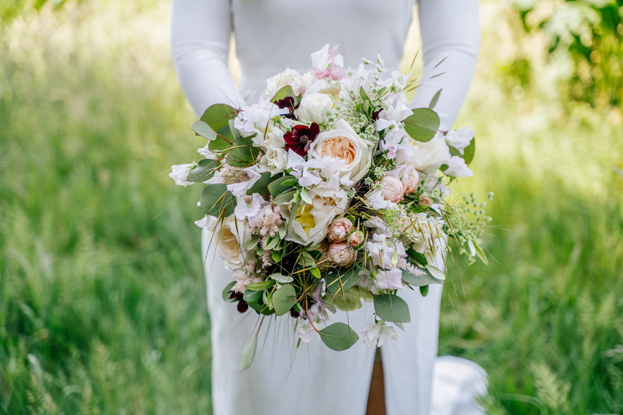 Gorgeous seasonal bouquets for small and intimate 2020 weddings (7)