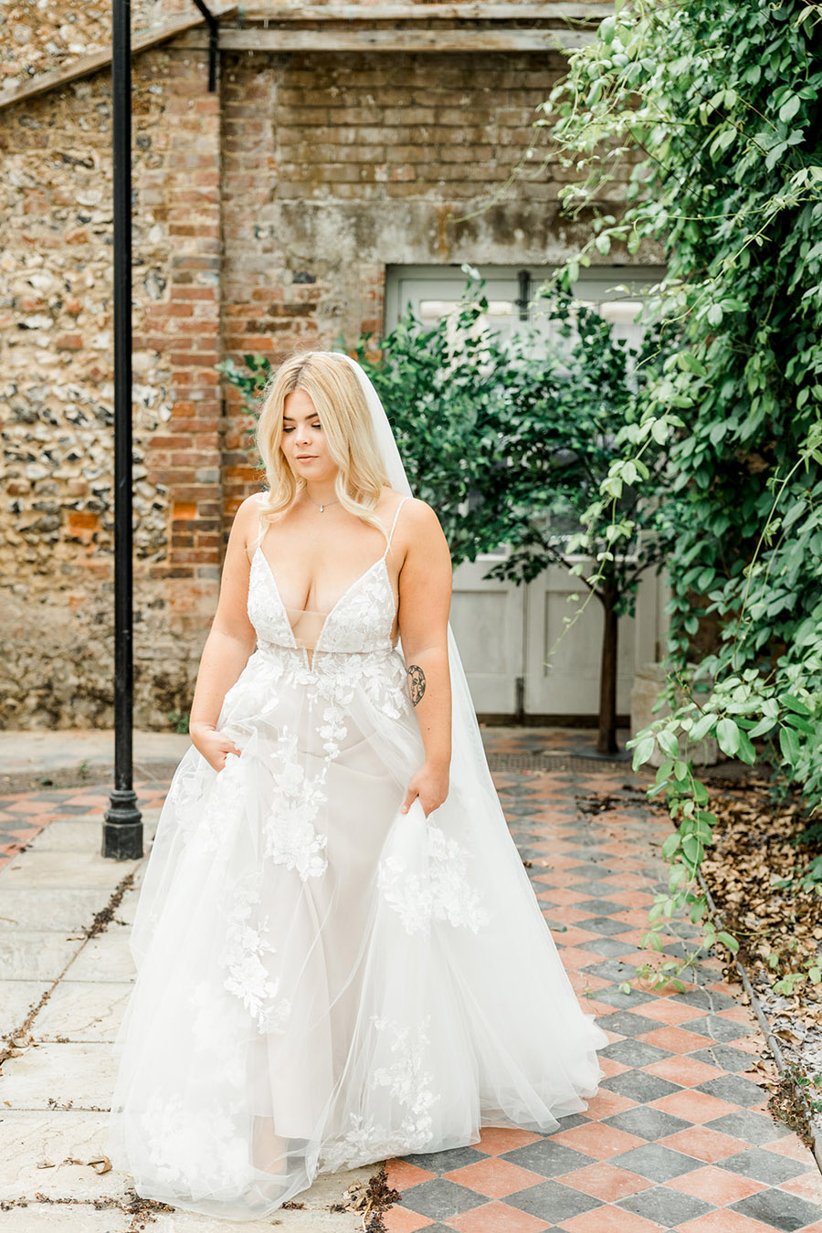 Modern intimate wedding styling inspiration from Slindon House, image credit Kelsie Scully (7)