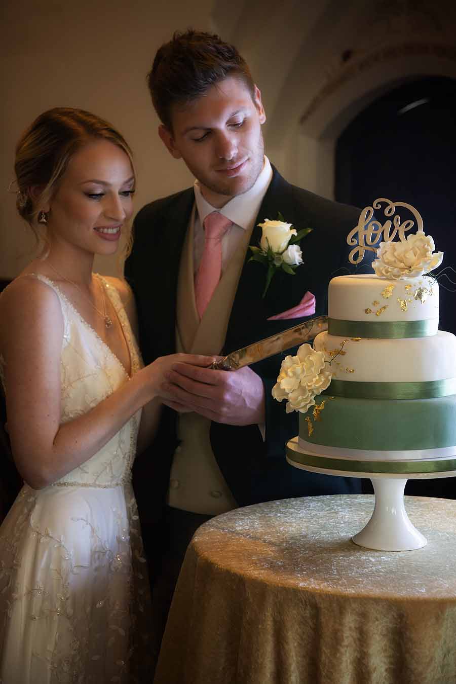 Elegant and timeless wedding styling at Bradfield College, with Lorna Richerby Photography (18)