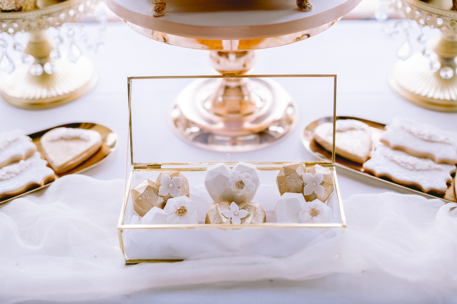 Glamorous, elegant, and timeless gold wedding styling ideas from Orchardleigh, with Keyleigh Marie weddings and Jennifer Jane Photography (18)